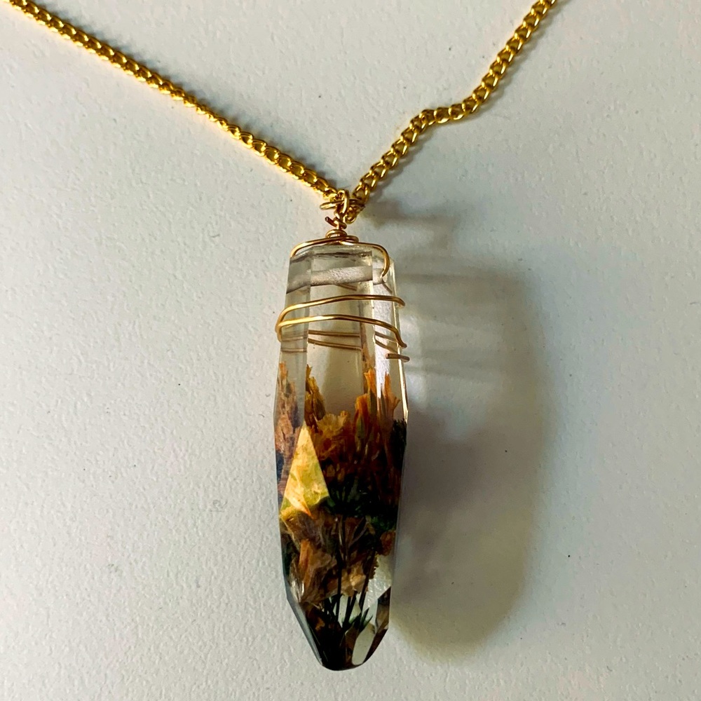 Floral pendant necklace